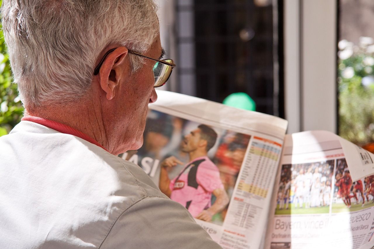 Ein älterer Herr liest Zeitung. old man reads newspaper